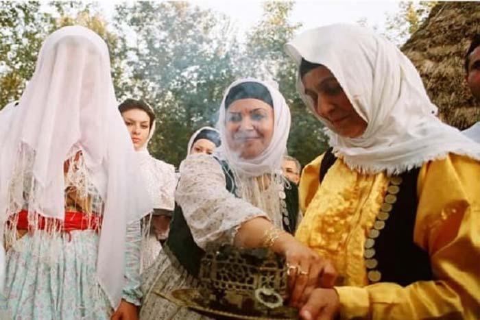 نارنج‌زنی (Nārenj Zani): آیین ازدواج و برکت (شمال ایران)